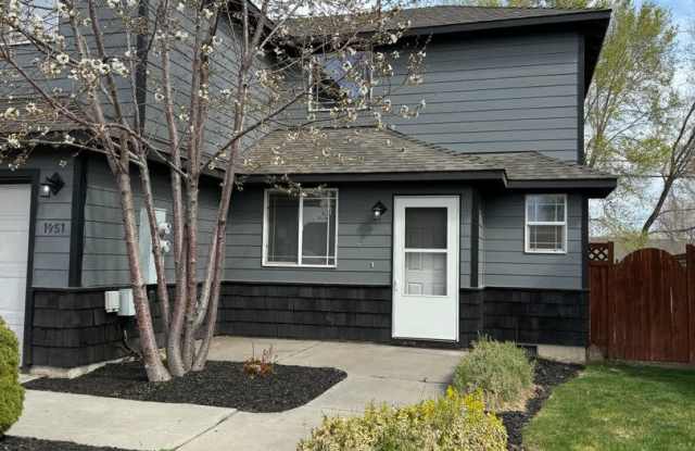 Cute Townhouse Style Duplex in NW Redmond - 1951 Northwest Larch Spur Court, Redmond, OR 97756