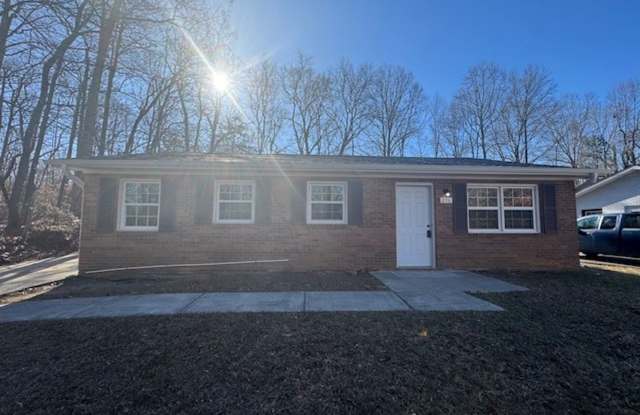 ****** HALF OFF FIRST FULL MONTH OF RENT!! ******