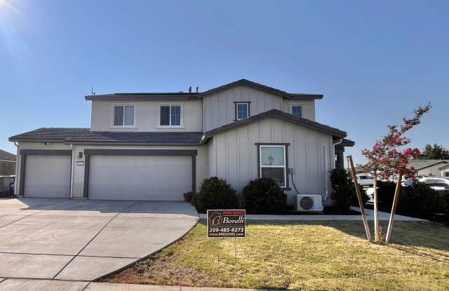Spacious, Modern 4-Bedroom 2.5 Bath Home plus Den, Prime Location! With Solar!