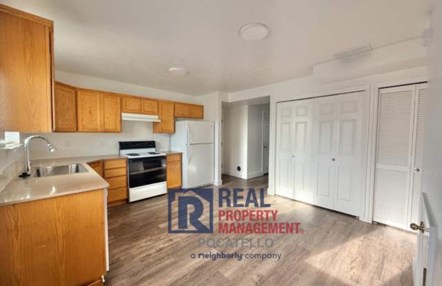 3 Bedroom 1.5 Bath duplex - 1 car garage