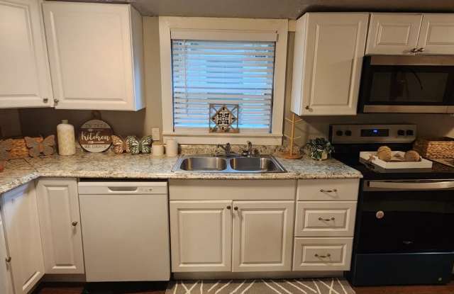 Walk to UF Campus! 4 bed/ 2 Bath walk/bike to Downtown or UF!