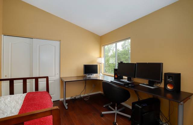 Carlsbad Home 3 Bedroom + retreat, 2.5 Baths 2 Car Garage