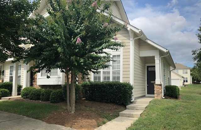 End Unit Townhome in Callonwood, Matthews! Near I-485
