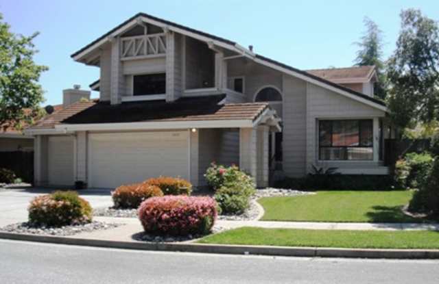 ALMADEN VALLEY - Beautiful tri-level home in great Almaden Valley neighborhood.