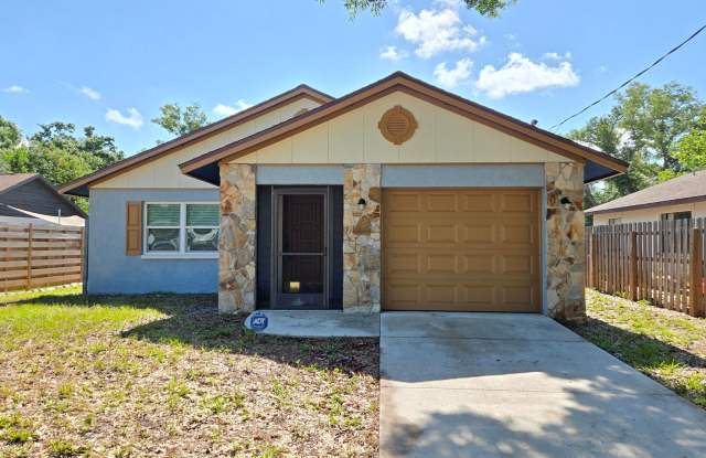 Charming 2BR/2BA + 1 car garage with Large Backyard in Sarasota