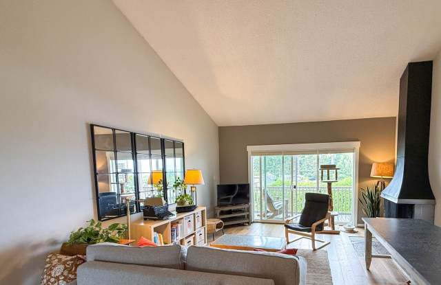 2Bd/1.5Ba Edmonds Condo