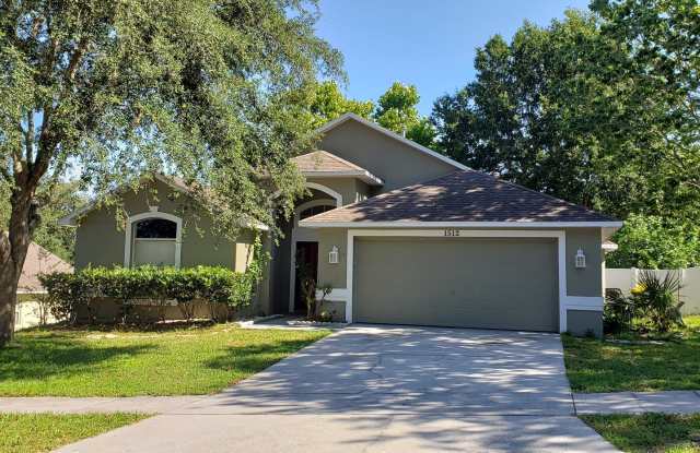 3/2~Sundown Lane~Sunset Village~Lovely Home with Fenced Backyard!