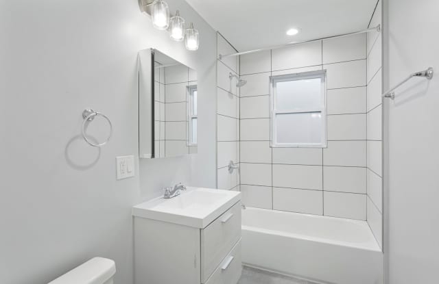 7634 N Eastlake Terrace