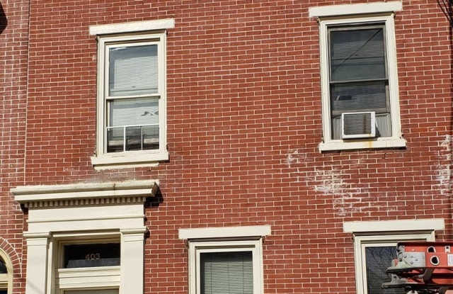 Photo of 403 W 6TH Street unit: 4