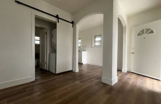 DOWNTOWN ONTARIO - UPDATED 1 BED+1 BATH - AVAILABLE FEB 1
