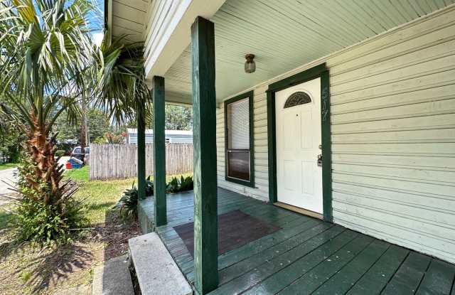 Photo of Beautiful 2 Bedroom, 1 Bathroom House in Fifth Avenue Available Now