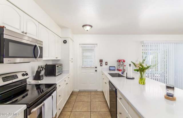 3312 S VENTURA Drive