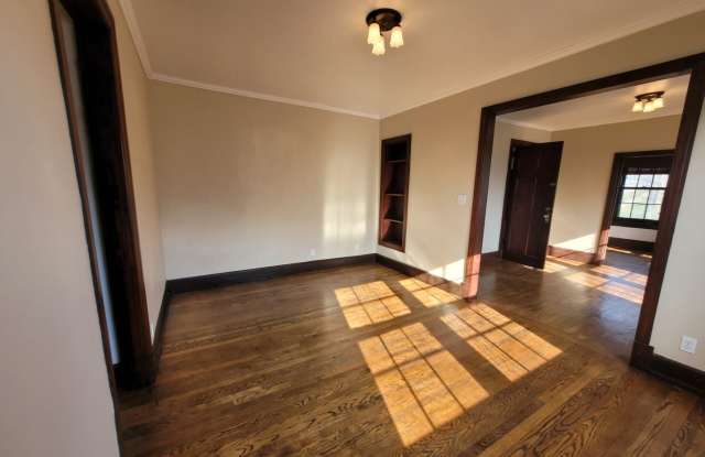 Historical Sherman Hills Apartment on Woodland Ave!