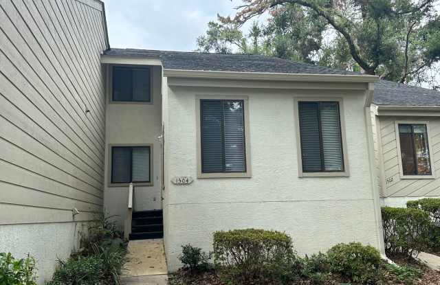 2 story townhome on HILAMAN GOLF COURSE!