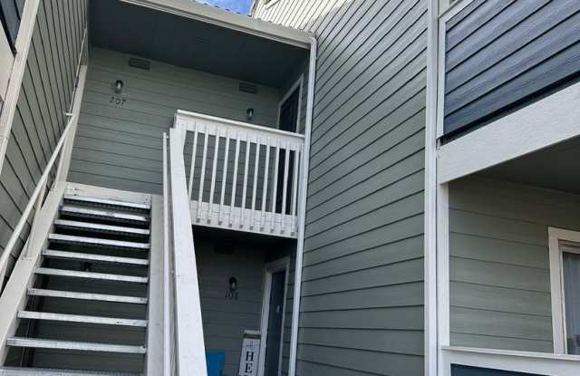 Bright  Updated 2Bd/1Ba Condo in Aurora