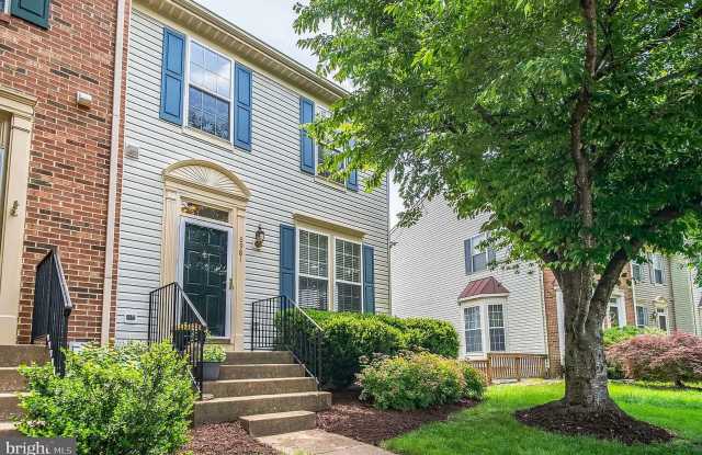Beautiful & Comfortable 3 Bed 4 Bath End Unit