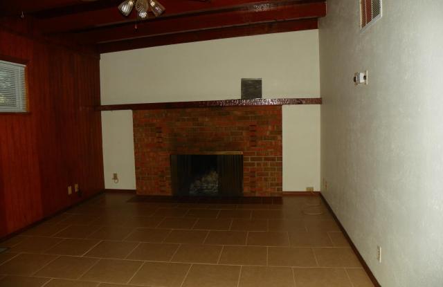 8522 Flower Place NE