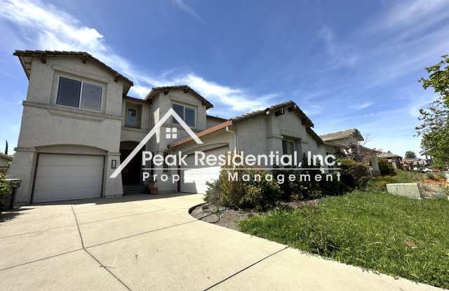 Spacious 4bd/3.5ba West Sacramento Home with 3 Car Garage!