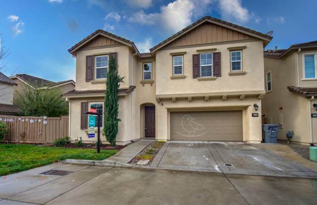 Large 4 bdrm 3 bthm home + Great entertaining inside and out! - 4116 Autumn Crossing Lane, Rocklin, CA 95677