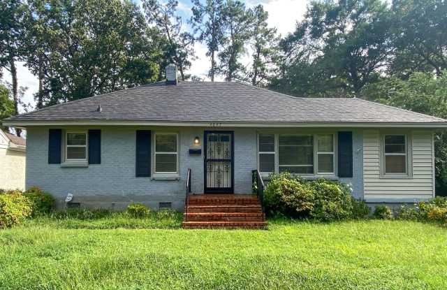 3 bedroom, 1 bath near Poplar and Colonial