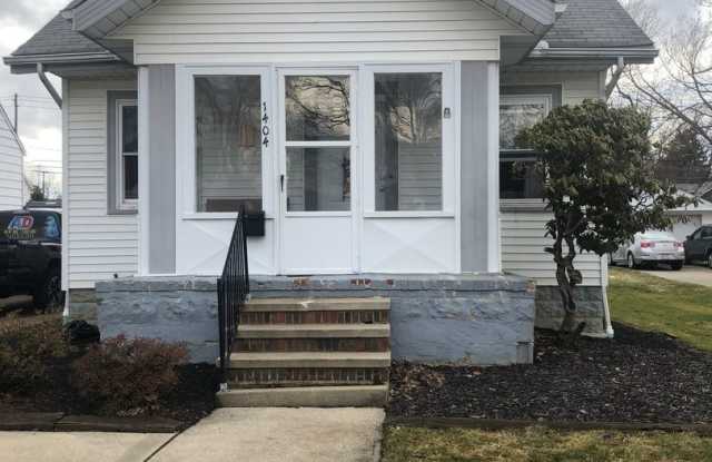 2 Bedroom home with garage in Mayfield Hts!