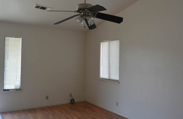 Nice home in Northwest Tulare neighborhood near schools