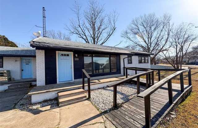 Photo of 100 E Pecan Street