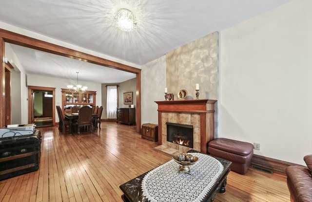 2453 N California Ave