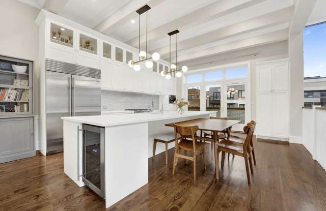 3816 N ASHLAND Avenue