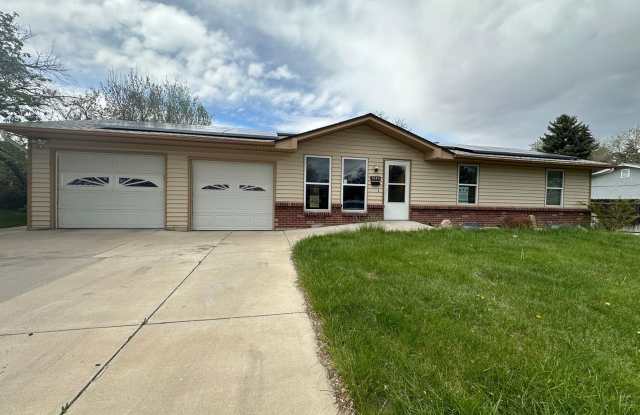 5 bedrooms 3 bathroom Single Family House in Thornton - 1085 West 96th Place, Thornton, CO 80260