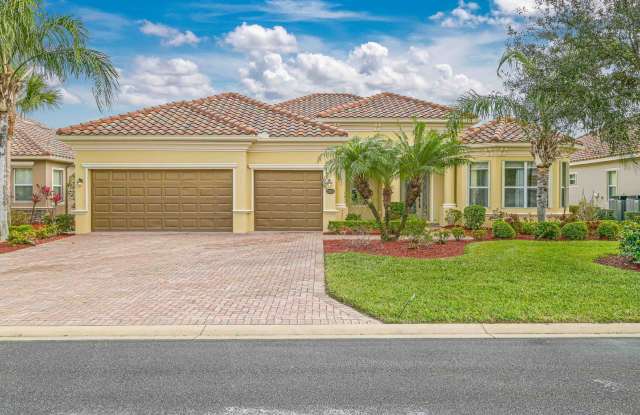 **Bella Terra Estate FULLY FURNISHED 5/3 - 3 Car garage PRIVATE POOL home** ~ Lake view