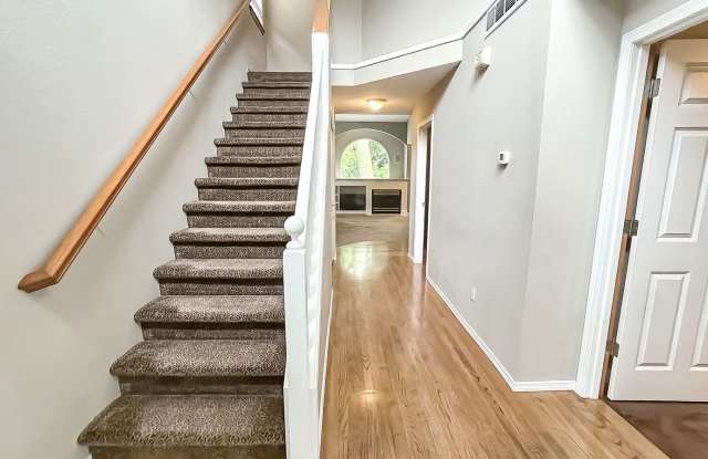 3 bed/2bath Spacious Home with Soaring Ceilings and Main-Level Primary Suite