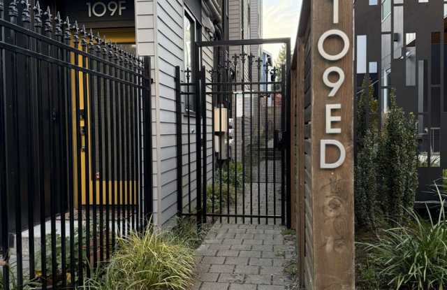 Modern 2-Bed, 2-Bath Townhome near Madison Valley – Exceptional Light, Design  Location