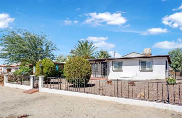 Photo of Spacious 3 Bed, 2 Bath Home Near UofA - Perfect Tucson Living!