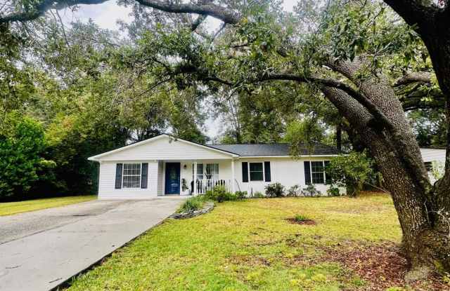 1532 W Robinhood Drive