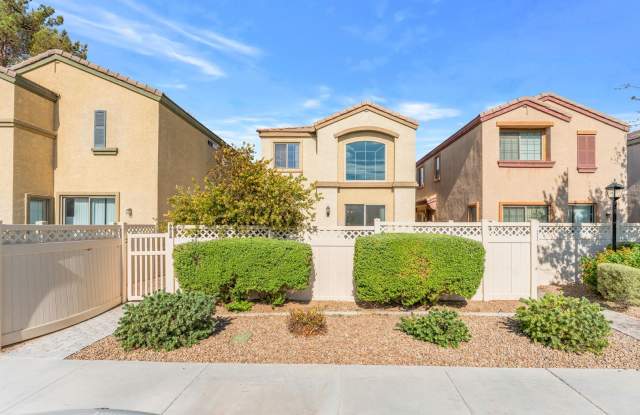 Gated Community Living with Vaulted Ceilings, Loft & Private Courtyard!