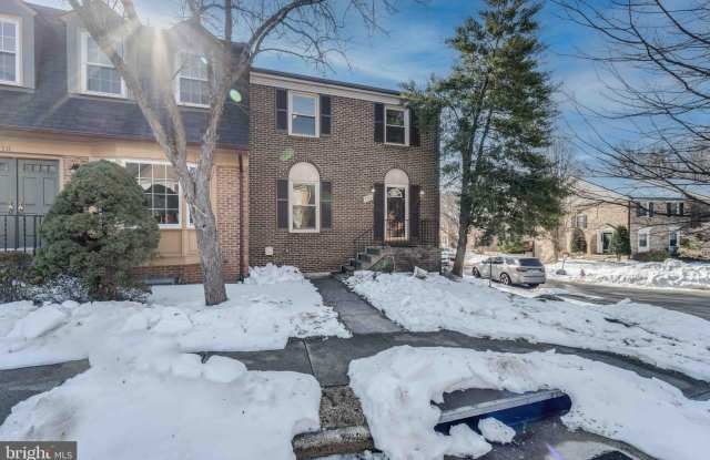 7713 BRISTOL SQUARE Court