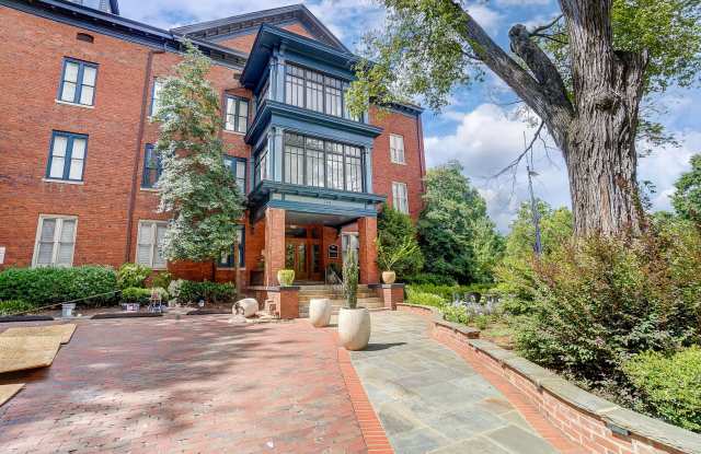 Photo of 1 Bedroom Condo in Uptown