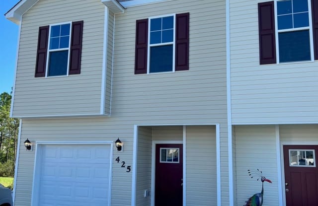 Beautiful 3 Bedroom 2.5 Bath Holly Ridge Townhome - 425 Vandemere Ct, Onslow County, NC 28445