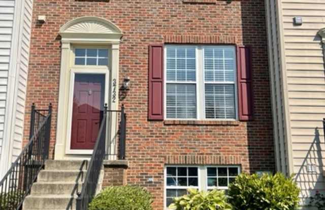 BEAUTIFUL RENOVATED TH IN VILLAGES OF URBANA