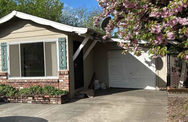 Reserve Now for Fall 2026 / 1443 N Cherry St