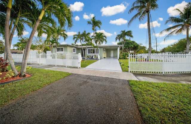 Photo of 300 NE 175th St