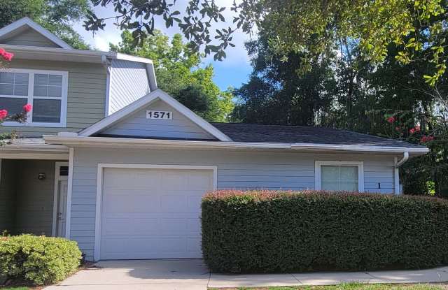 Charming 2/2 with a 1 car garage in Eagle Trace