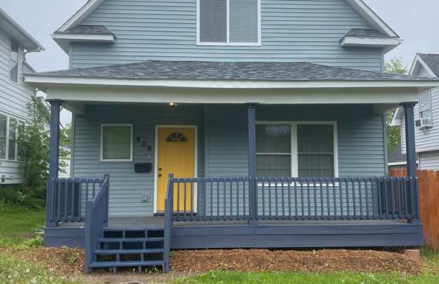 AVAILABLE Immediately!- 3 Bed 2 Bath Single family home!