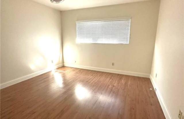 Photo of 16830 Wyandotte Street