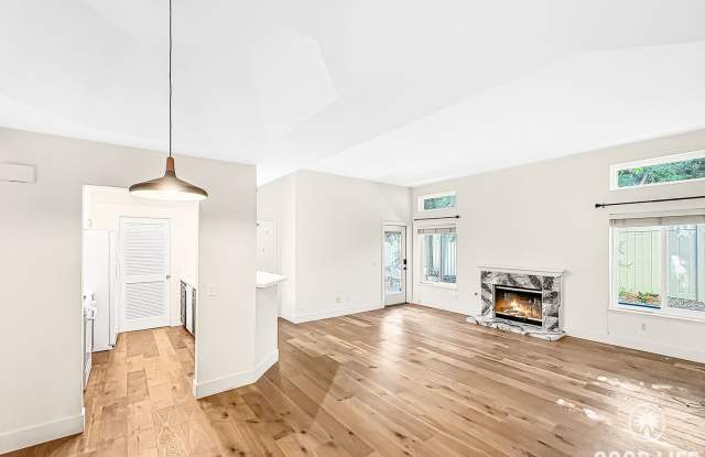 Beautiful Updated 2 Bed 2.5 Bath Condo in Hillcrest! 18 Month Fixed Rate Lease!