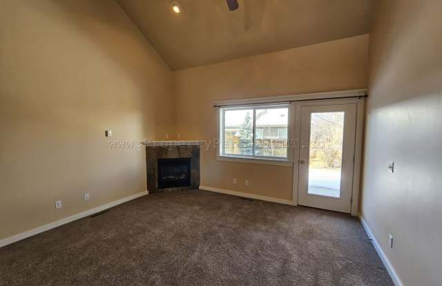 Very Nice - 3 Bed 2.5 Bath Townhouse
