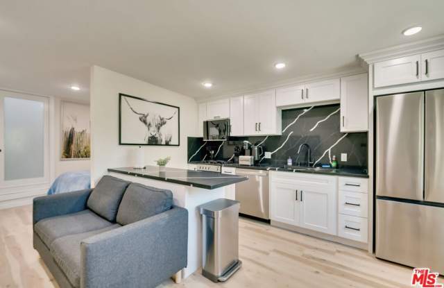 8761 Dorrington Ave
