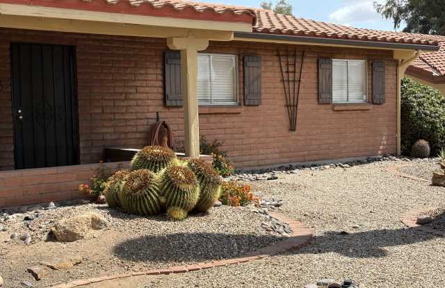 1372 N Paseo De Golf