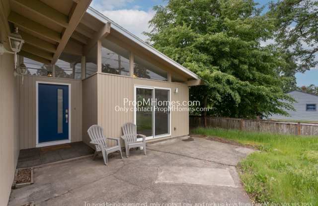 Updated 3-Bedroom Gladstone Home with Bonus Office Space!